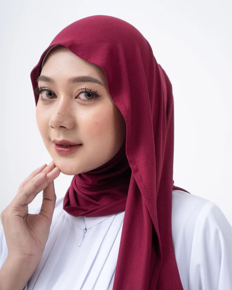 SONA Ayu in Burgundy am Modell