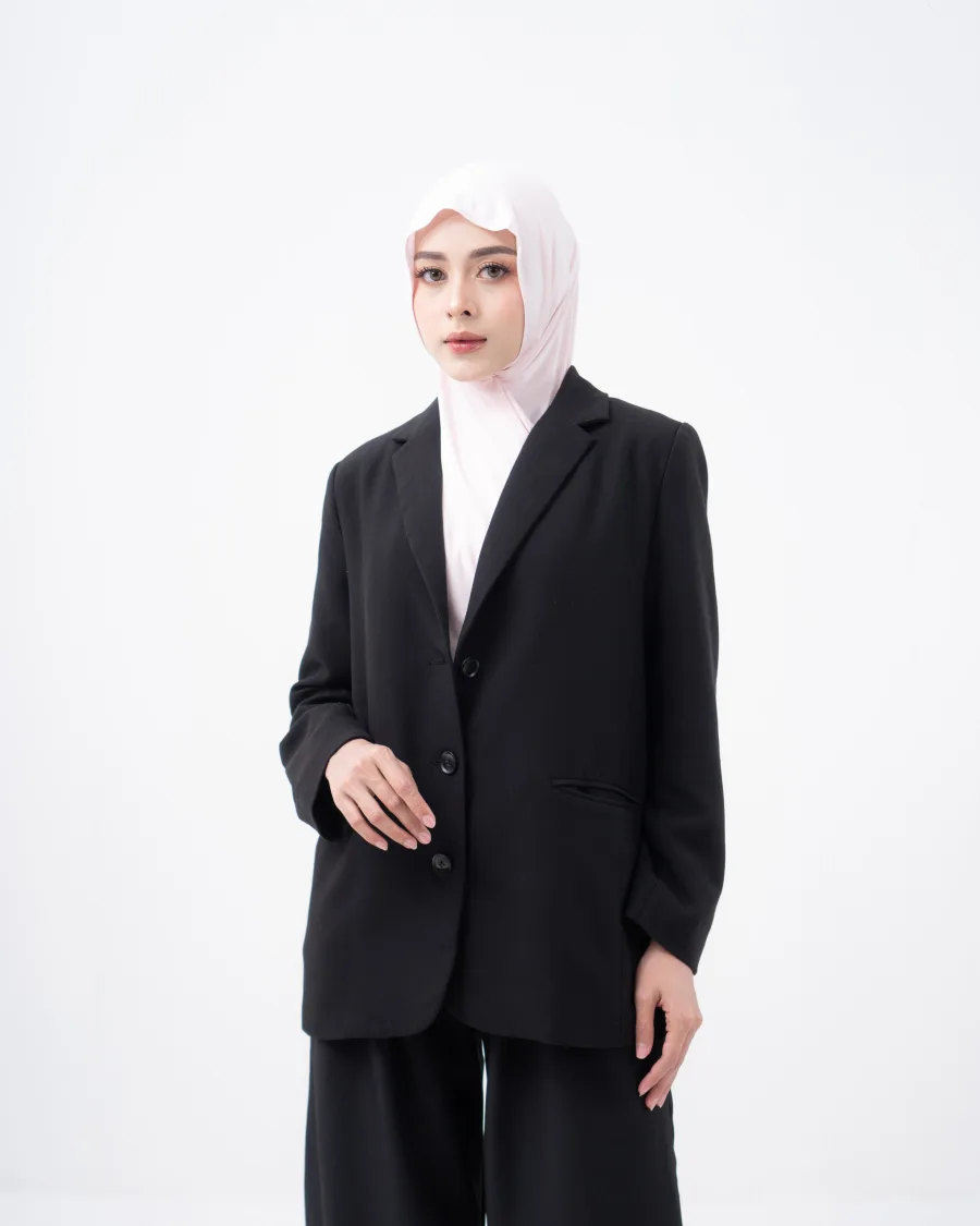 Frau trägt einen SONA Hijab in zartem Rosé zu einem schwarzen Blazer