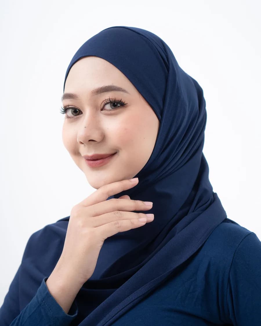 SONA Senja in Navy am Modell